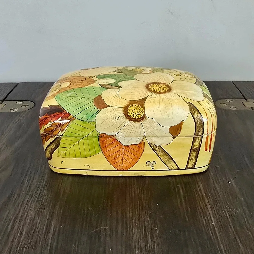 Vtg 70s Fetco Trinket Box Beige Floral Lacquered‎ Paper Mache Cottagecore